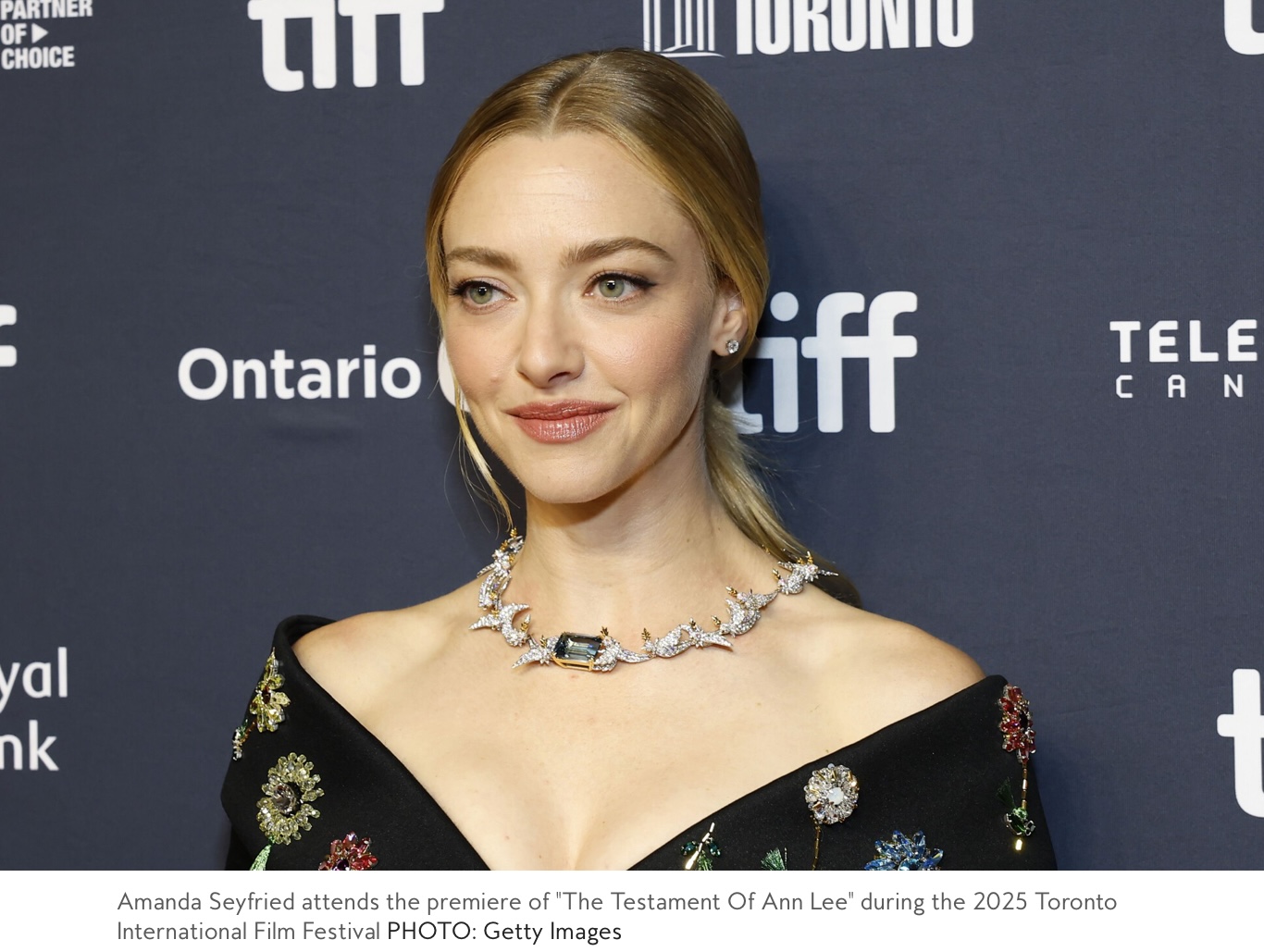 Amanda Seyfried wearing the Tiffany bird on a rock necklace